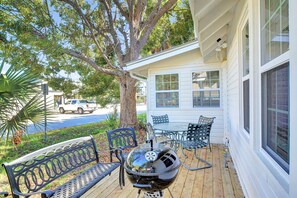 Outdoor dining - Dog-Friendly Cottage • Walk to Beach, Village, and Dining • St. Simons (St Simons)