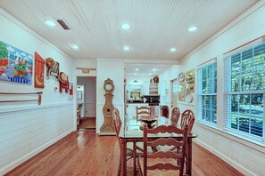 Dining - Dog-Friendly Cottage • Walk to Beach, Village, and Dining • St. Simons (St Simons)