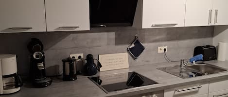 Frigorifero, forno, piano cottura, lavastoviglie