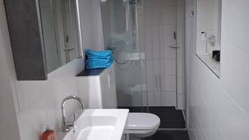Douche, serviettes fournies, savon, papier toilette