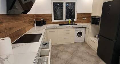 A 5minute de la ville, Transport accessible, zone calme et sécurise.