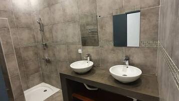 SĂšche-cheveux, serviettes fournies, savon, papier toilette