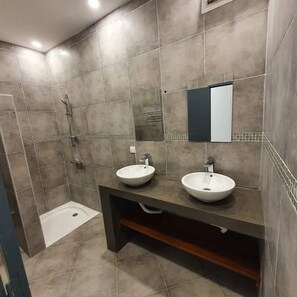 Secador de pelo, toallas, jabón, papel higiénico