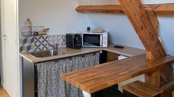 Microondas, cafetera y tetera, utensilios de cocina y condimentos