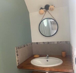 タオル、トイレットペーパー