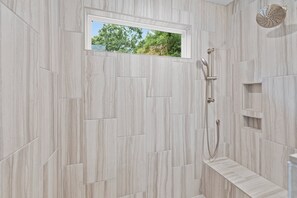 Shower, hair dryer, towels, soap - Stunning Home, conveniently located in Raleigh (Raleigh)