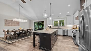 Jääkaappi, mikroaaltouuni, uuni, liesi