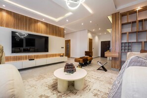 城市公寓, 3 间卧室, 私人游泳池, 湖景 | 起居区 | 65-英寸智能电视（配备有线频道）、Netflix、流媒体服务
