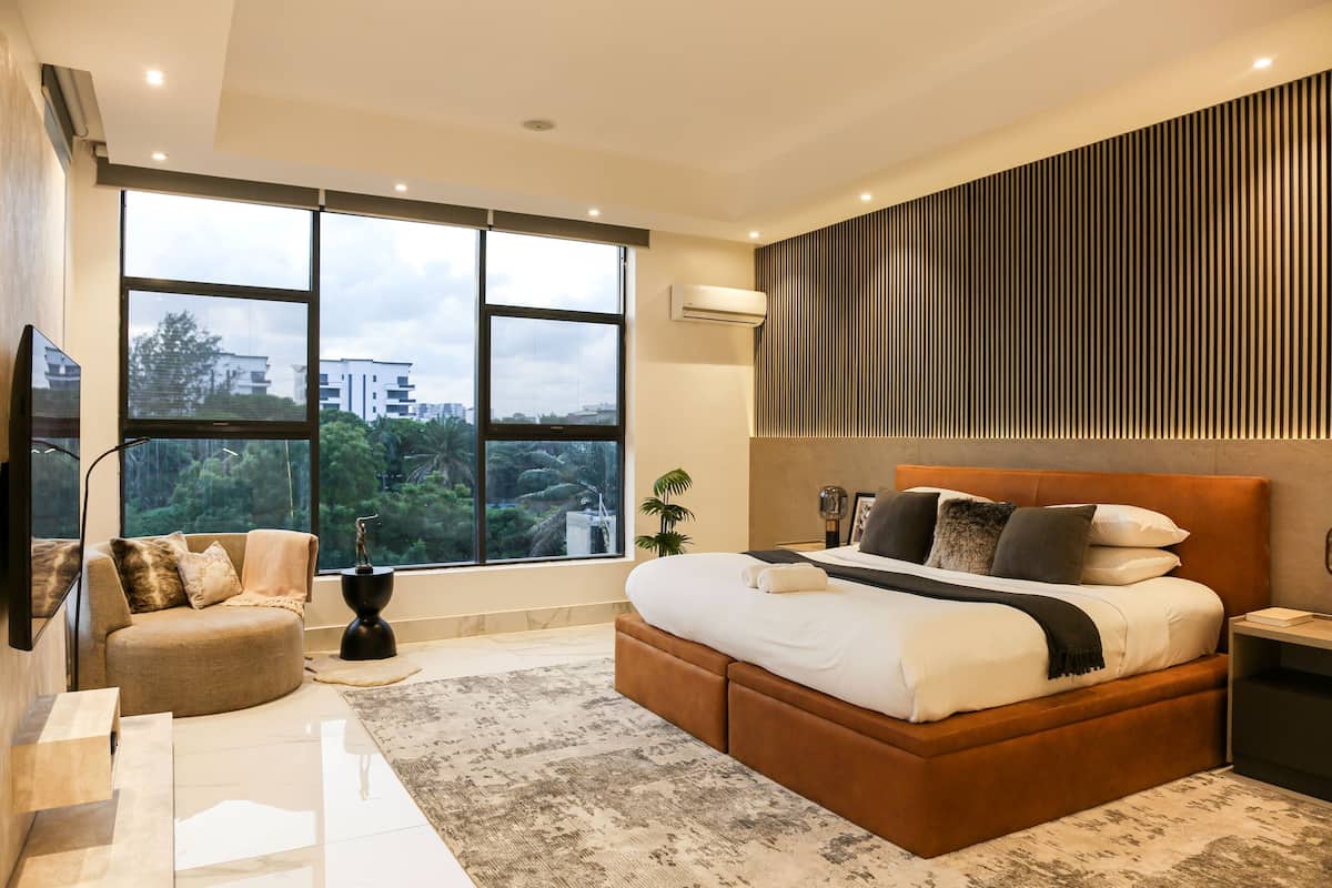 3 bedrooms, premium bedding, pillow-top beds, in-room safe