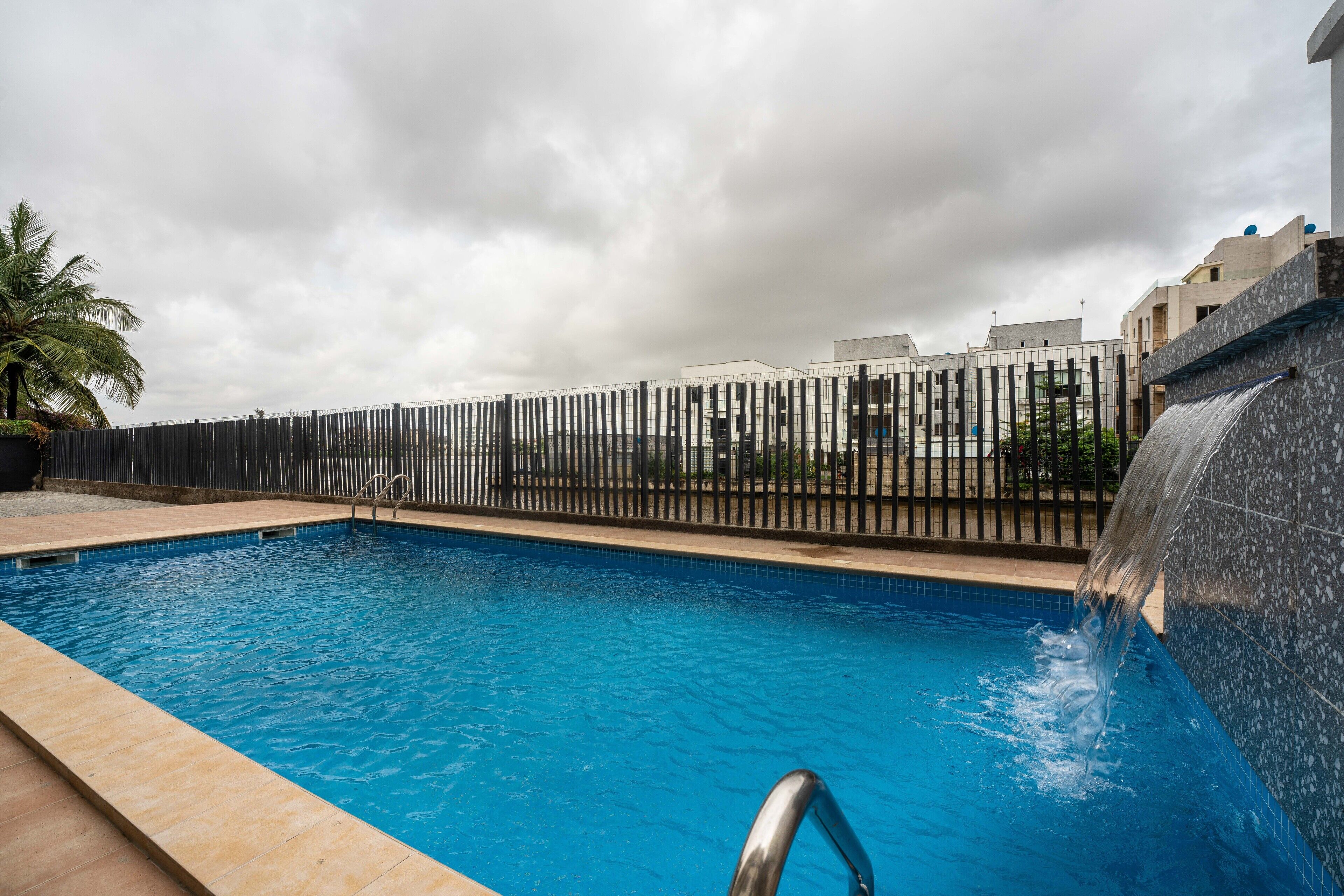 สระว่ายน้ำกลางแจ้ง