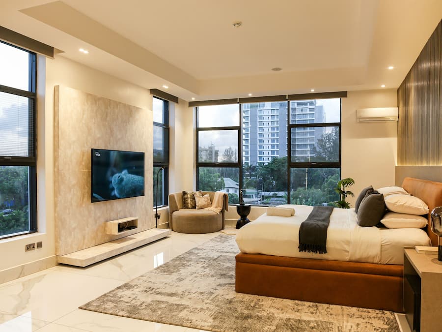 City Apartment, 3 Bedrooms, Private Pool, City View | Premium bedding, pillowtop beds, in-room safe, individually decorated