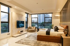 Apartemen Kota, 3 kamar tidur, kolam renang pribadi, pemandangan kota | Seprai premium, bantalan ekstra lembut, brankas, dan meja kerja