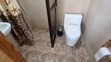 吹风机、毛巾、肥皂、卫生纸