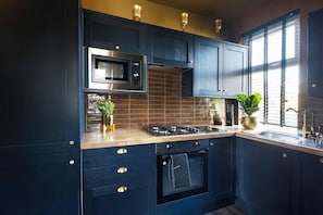 Villa | Cocina privada | Refrigerador, microondas, horno y parrilla de estufa 
