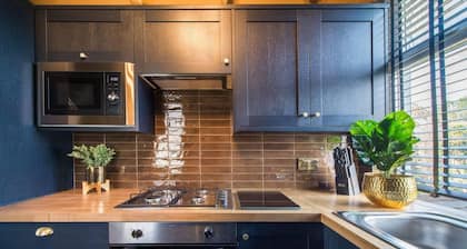 Luxury Versace Sleeps10, Hottub, Pool Table, Skytv