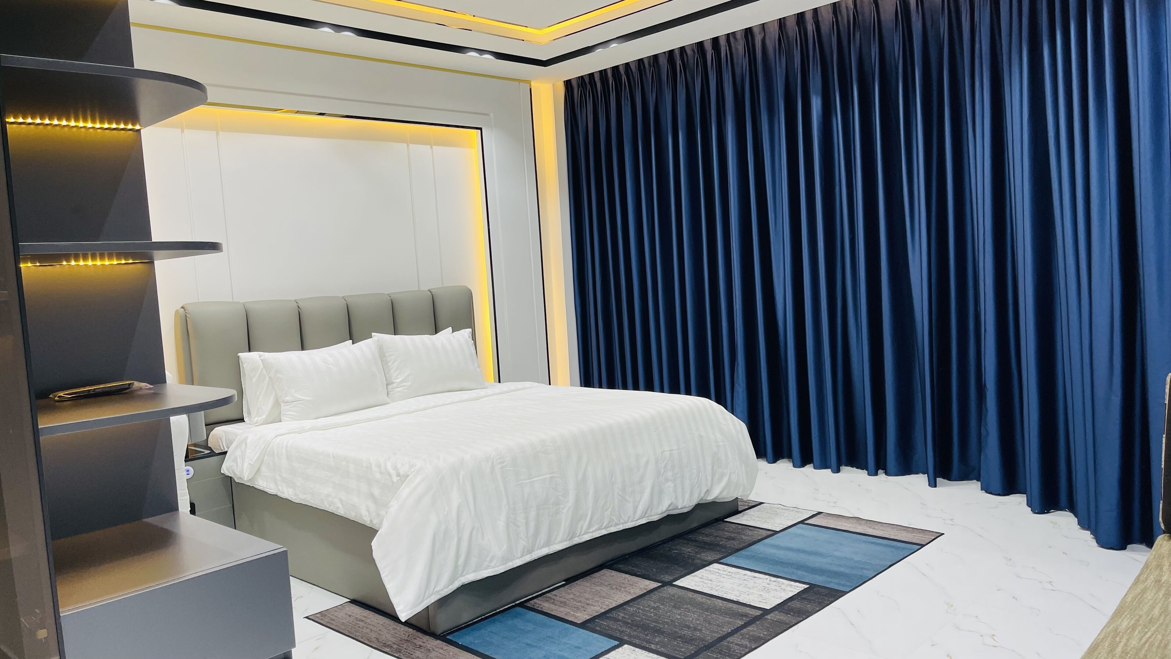 1 habitación y tabla de planchar con plancha 