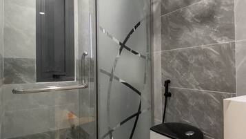 淋浴設備、風筒、坐浴桶、提供毛巾