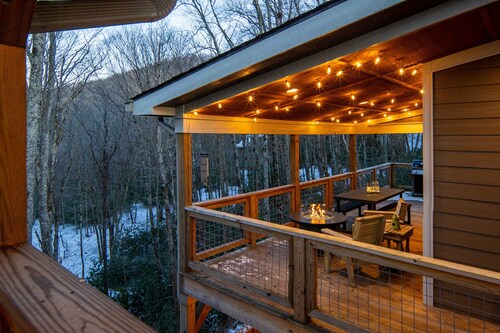 Rustic & cozy, 3 decks w/ loft, 10 min to downtown