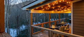 Rustic & cozy, 3 decks w/ loft, 10 min to downtown