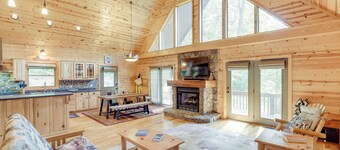 Fire Pit + Mtn Views: 4-season Burnsville Escape
