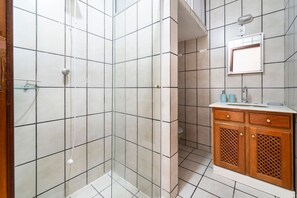Villa | Badkamer | Een douche, een regendouche
