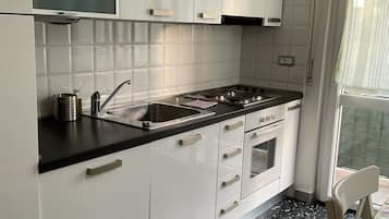 Full-sized fridge, oven, stovetop, dishwasher