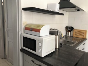 Réfrigérateur, micro-ondes, four, plaque de cuisson