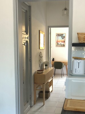 Interior - T2 Portissol, Idéalement Situé, Parking Privé, Port & Plage à Pieds (Sanary-sur-Mer)