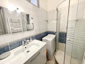 Shower, hair dryer, towels, soap - T2 Portissol, Idéalement Situé, Parking Privé, Port & Plage à Pieds (Sanary-sur-Mer)