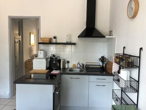 Réfrigérateur, micro-ondes, four, plaque de cuisson