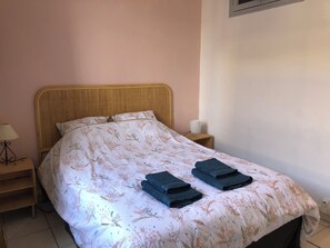 1 quarto, Wi-Fi de cortesia, roupa de cama