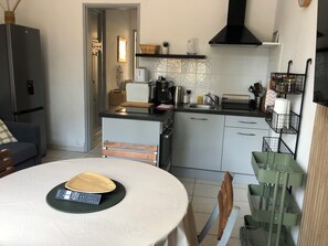 Geladeira, micro-ondas, fogão, cooktop