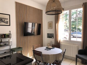 Dining - T2 Portissol, Idéalement Situé, Parking Privé, Port & Plage à Pieds (Sanary-sur-Mer)