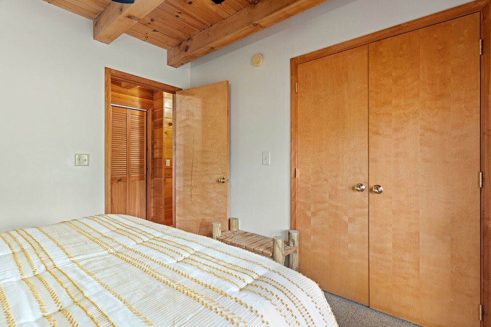 Log Cabin, 27 Acre Modern Mountain Escape, Pool, Hot Tub and Fireplace