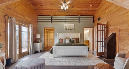 Log Cabin, 27 Acre Modern Mountain Escape, Pool, Hot Tub and Fireplace