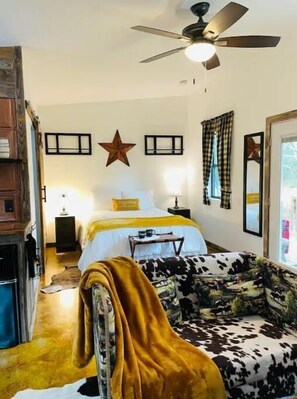 1 habitación, tabla de planchar con plancha y ropa de cama 