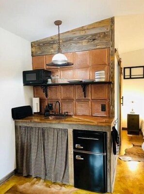 Microwave, stovetop, coffee/tea maker, electric kettle - Cottage #2 - Bucky located in Fredericksburg, Texas. (Fredericksburg)