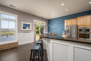 Kylskåp, mikrovågsugn, ugn och spishäll