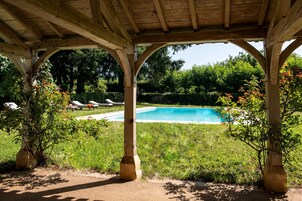 Una piscina al aire libre de temporada