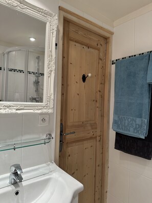 Suihku, hiustenkuivaaja