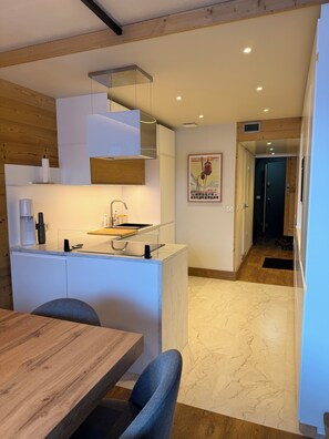 Jääkaappi, mikroaaltouuni, uuni, liesi