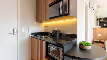 Frigobar, microondas, placa de cocina, tostadora