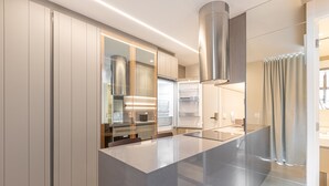 A modern kitchen with a central island, built-in appliances, and a sleek design. - DVN - D'Oru Vila Nova Conceição by Anora (São Paulo)
