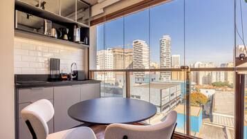 Frigobar, microondas, placa de cocina, tostadora