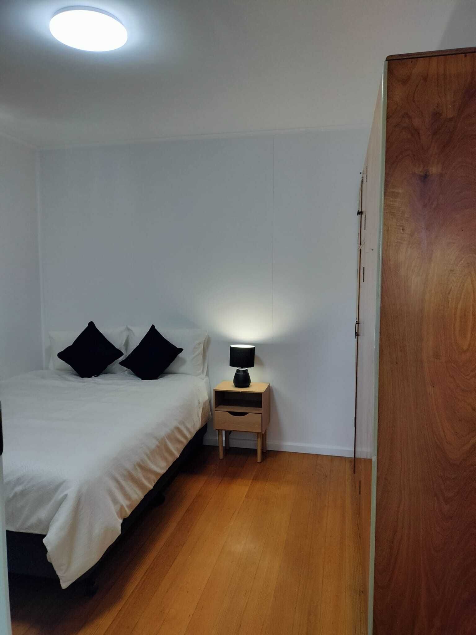 3 habitaciones, tabla de planchar con plancha, wifi y ropa de cama 