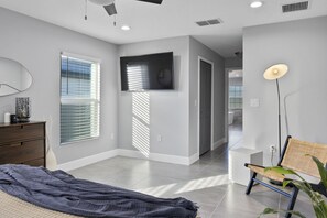 4 bedrooms, desk, iron/ironing board, free WiFi