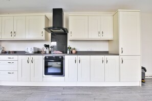 House | Private kitchen | Electric kettle - Tranquil 3-bed Home in Cardiff (Cardiff)