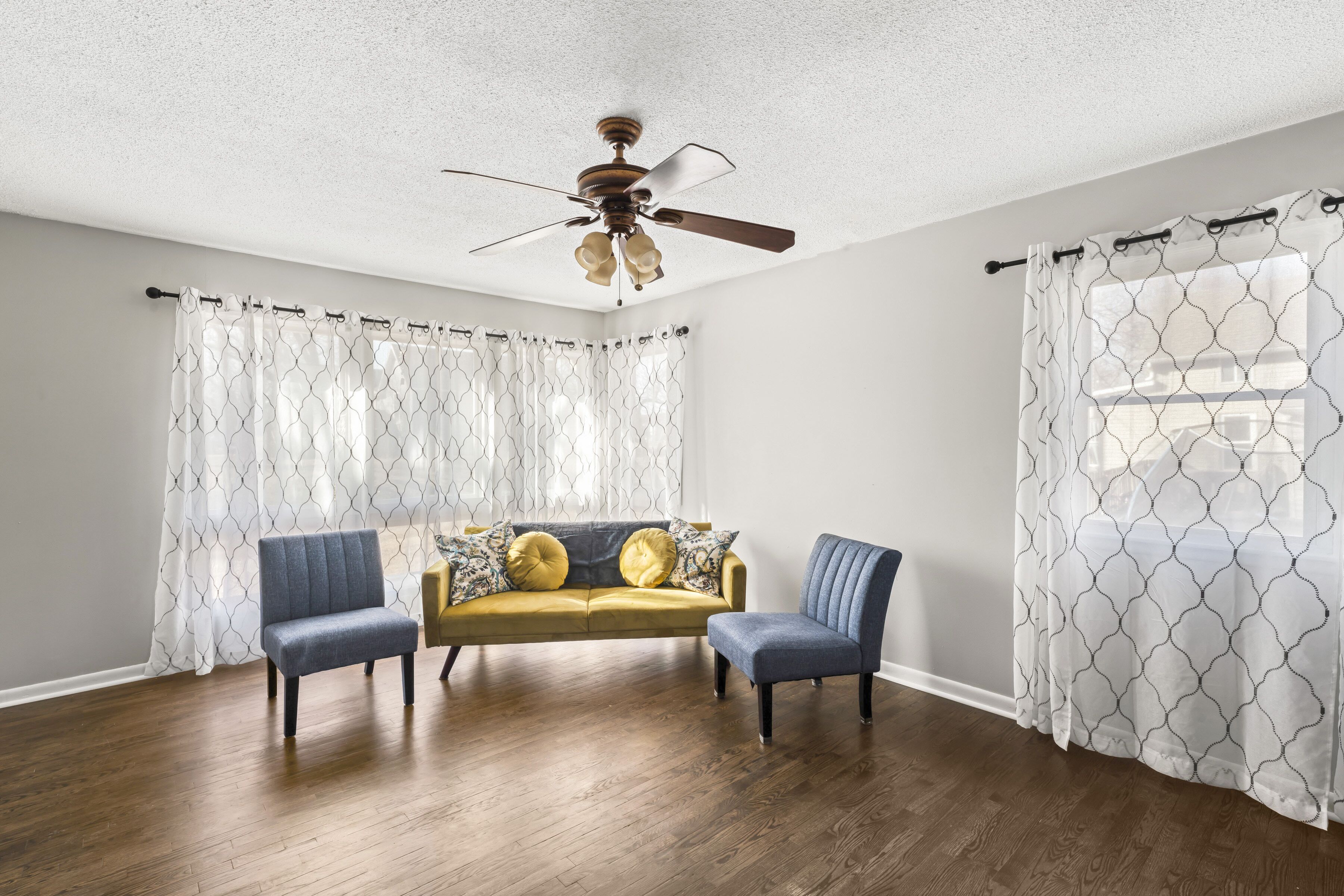 Een smart-tv en boeken