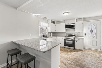 Cozy 3 bedroom in Baldwin City, close to Baker, great for families & friends!