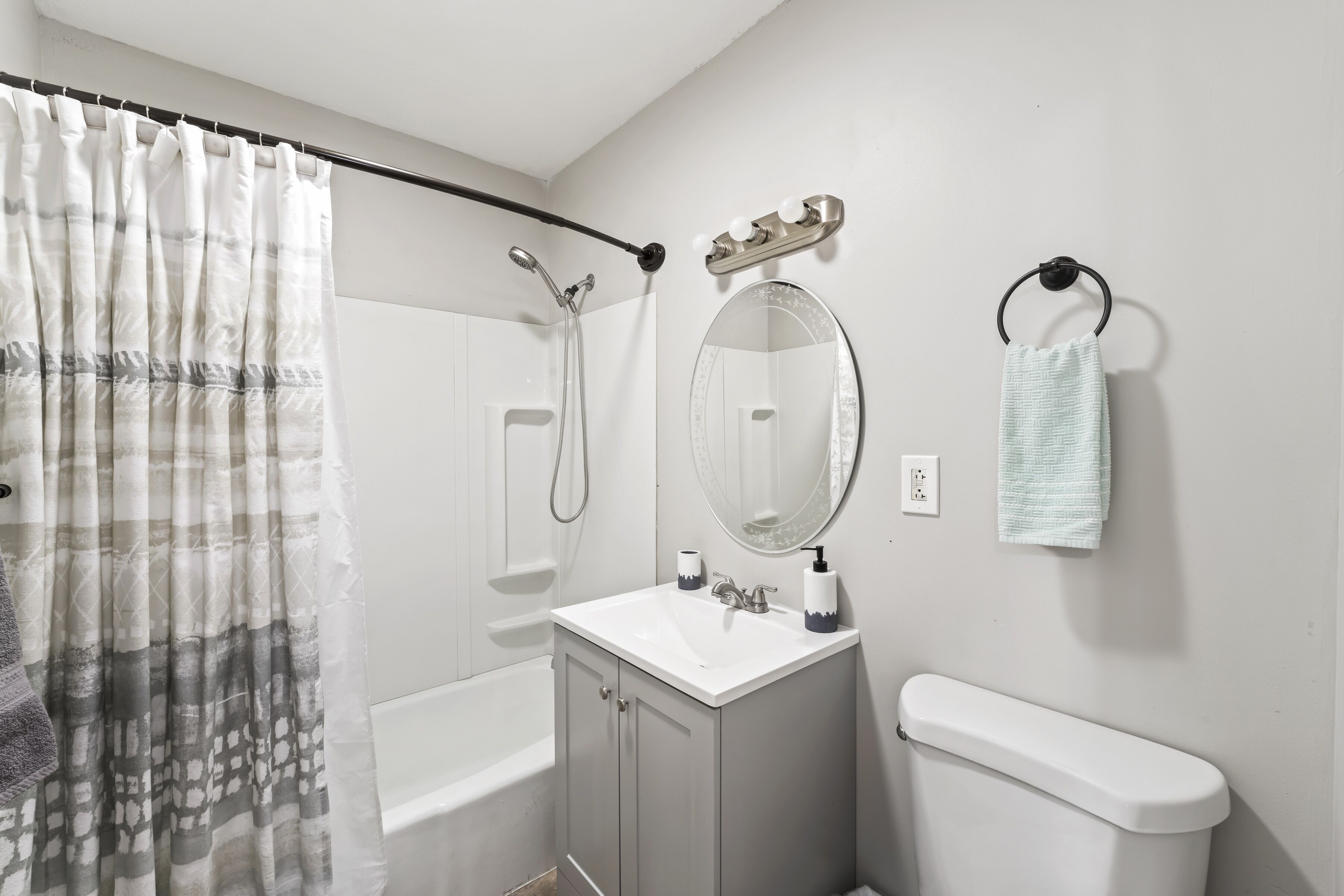 Haartrockner, Handtücher, Seife, Shampoo